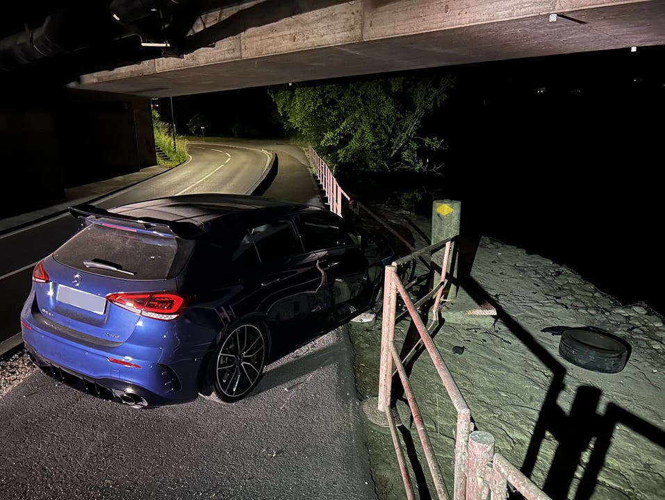 Neuenhof, 7. Juni: Eine Junglenkerin ist mit ihrem Mercedes in einer Kurve von der Strasse abgekommen. Ein Betonpfosten verhinderte, dass das Auto in der Limmat landete. Die 19-jährige Fahrerin gab den Ausweis ab.