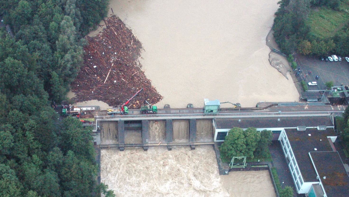 Das Kraftwerk Bremgarten-Zufikon während des Jahrhundert-Hochwassers am 22. August 2005 – die Sicherheitsgrenze wurde damals nicht erreicht. (Bild: Toni Widmer/AGR)