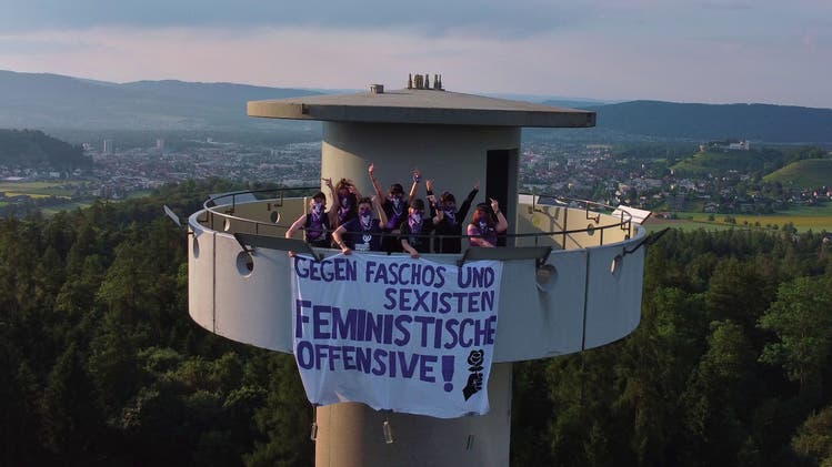 Die Juso Aargau ruft zur Teilnahme am feministischen Frauenstreik vom 14. Juni 2023 in Aarau auf. Dafür sind einige Mitglieder der Partei auf den Esterliturm in Lenzburg gestiegen.