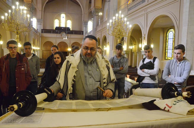 Interreligious learning: young people get an insight into the Basel synagogue.
