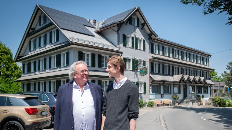 Inhaber Rolf Peter mit seinem Sohn Alain Peter vor dem Hotel Menzberg. (Bild: Boris Bürgisser (Menzberg, 7. 5. 23))