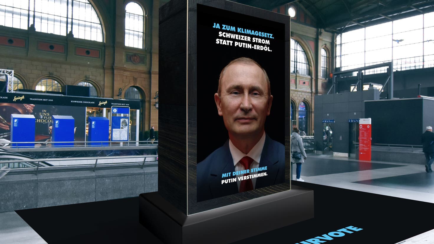 Die Installation am Bahnhof Zürich. Die Animation wurde mit einem Putin-Doppelgänger gedreht und mittels Deepfake-Technologie bearbeitet. (Bild: Myclimate)