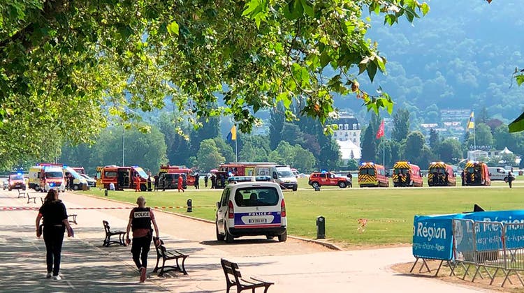 Polizei und Feuerwehr im Stadtpark von Annecy, kurz nach dem Angriff auf mehrere Kinder. (Bild: keystone)