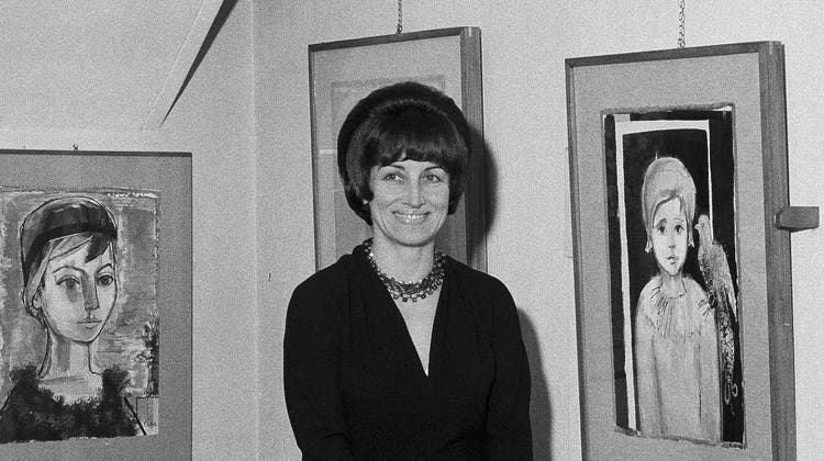Françoise Gilot 1965 in ihrer Ausstellung. (AP)