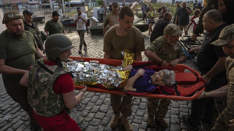 Freiwillige evakuieren eine ältere Dame aus dem Katastrophengebiet. Immer wieder werden die Rettungen von Raketenbeschuss unterbrochen. (Evgeniy Maloletka / AP)