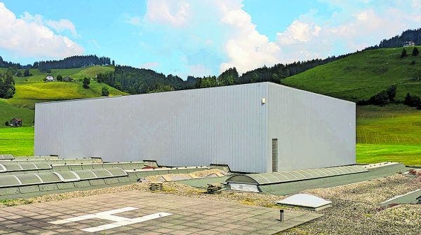 In dieser Halle in Rothenthurm stellte die Kantonspolizei Schwyz mehrere tausend Marihuanapflanzen sicher. (Bild: Geri Holdener)