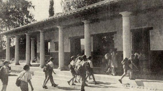 Eine Schulklasse besucht das damals neue Römerhaus in Augusta Raurica, im Jahr 1956. Jetzt soll es ein neues, modernes Museum vor Ort geben. (Bild: Archäologie Baselland)
