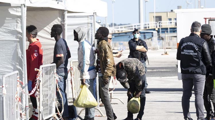 Migranten werden bei der Ankunft in Sizilien registriert (Archiv) (Bild: Keystone)
