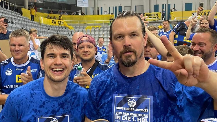 Es wird gefeiert: Timothy Reichmuth (links) und Trainer Misha Kaufmann freuen sich über den Aufstieg in die 1. Handball-Bundesliga. (Bild: zvg)