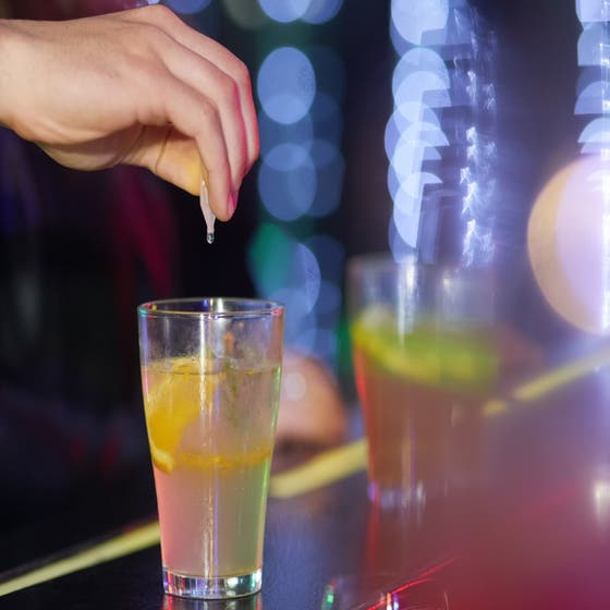 5 Tipps, wenn du K.o.-Tropfen in deinem Drink vermutest wie die Frauen bei  Rammstein-Konzerten