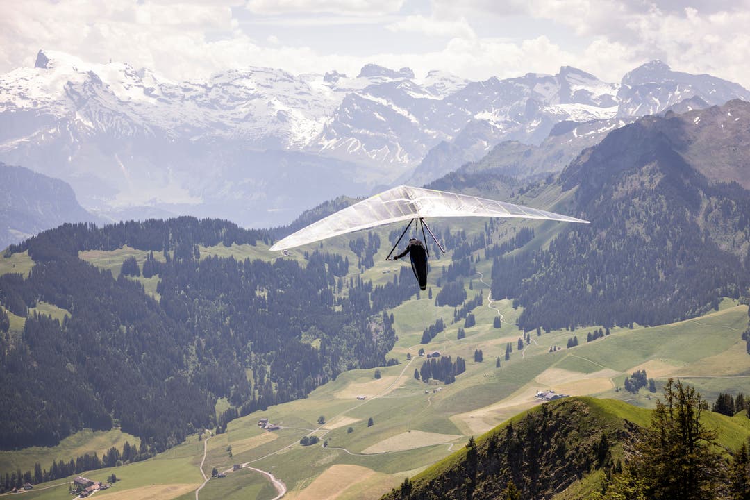 Ein Deltaflieger vor dem Alpenpanorama. 