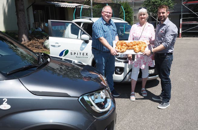 Spitex Regio Frick-Präsident Martin Meier und Geschäftsleiterin Daniela Teutsch nahmen von Flavio Eichenberger (v. l.) die neuen Autos entgegen. 