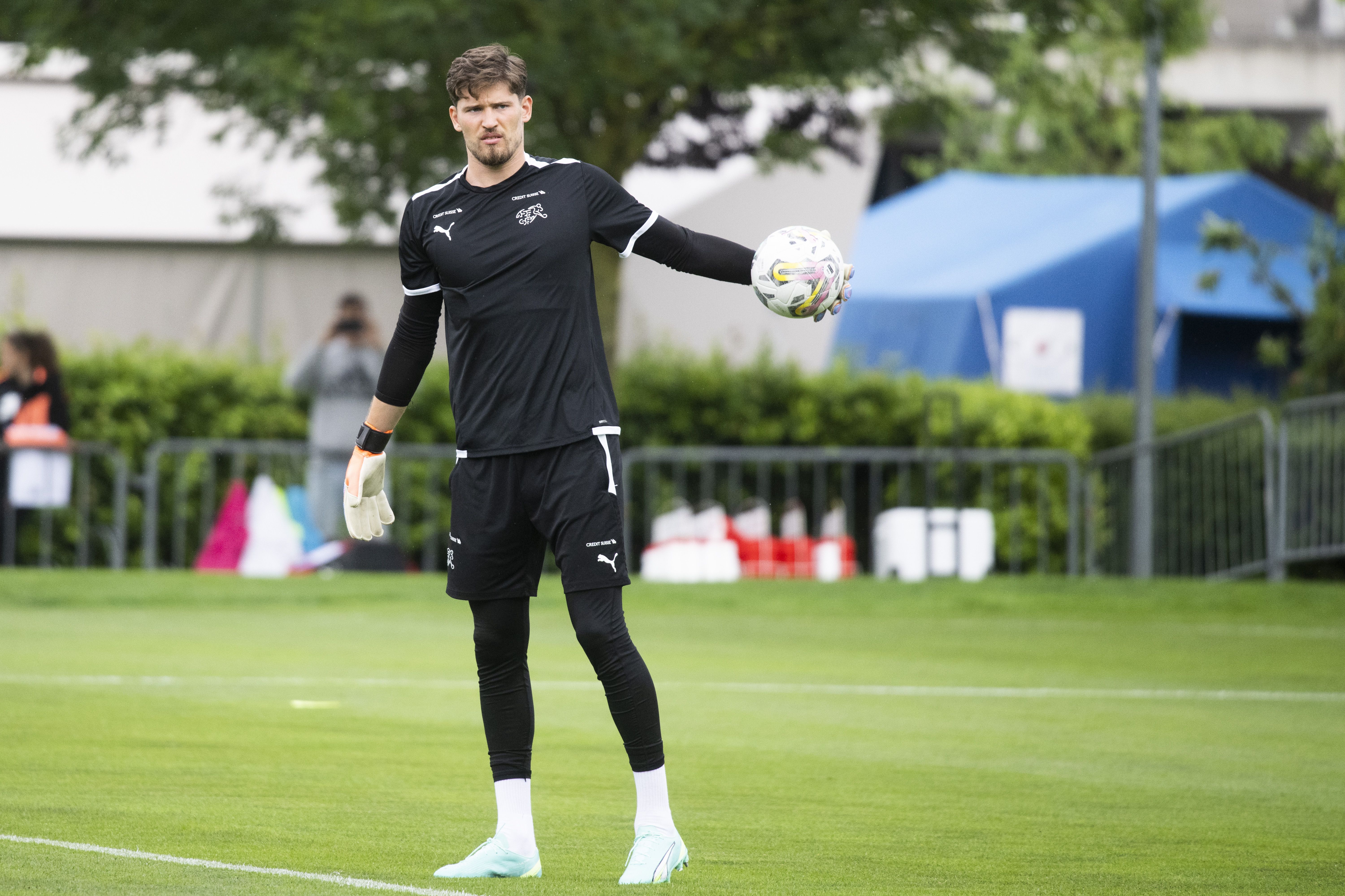 Fussball - Verliert Torhüter Yann Sommer Seinen Platz An Gregor Kobel ...