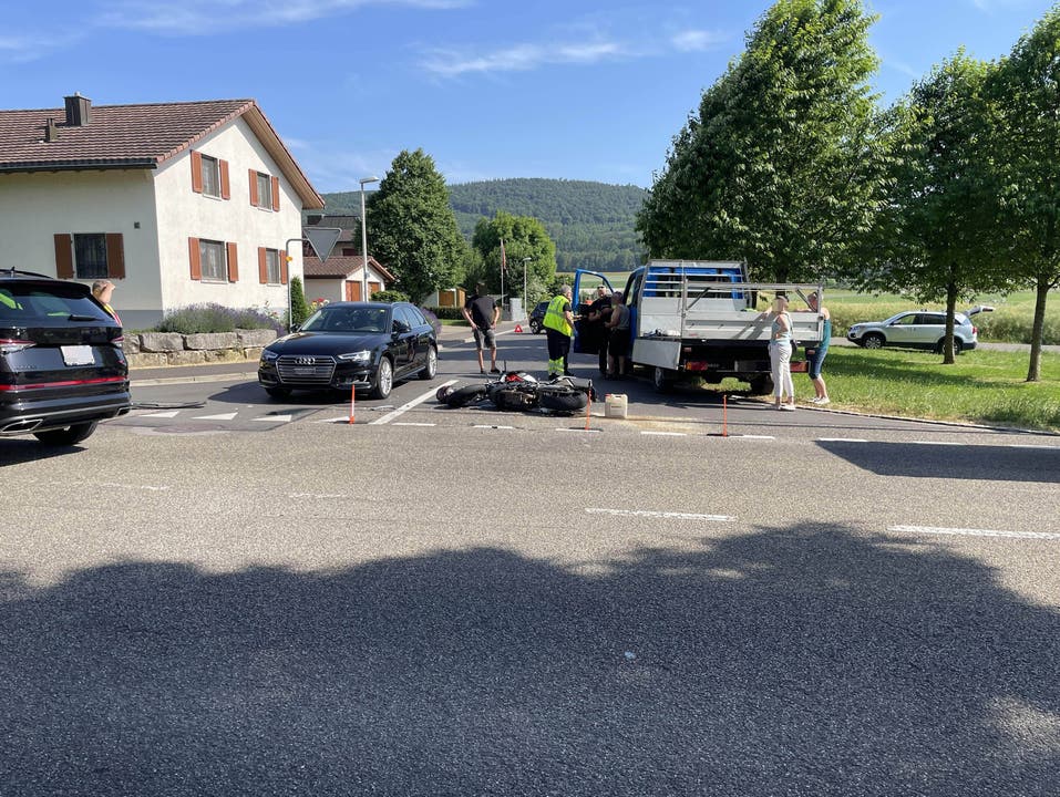 Möhlin, 13. Juni: Ein Motorradfahrer wurde von einem Lieferwagenfahrer übersehen, der von einer Seitenstrasse einmündete. Bei der Kollision verletzte sich der Motorradfahrer.