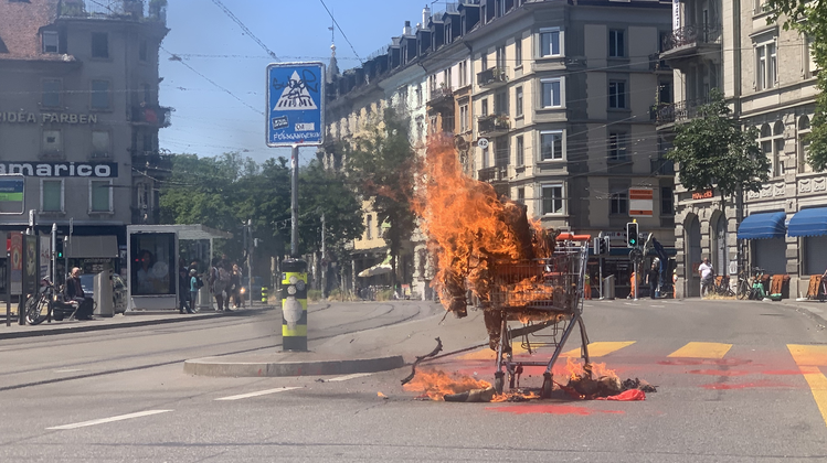 Demonstrierende brennen Erdogan-Figur am Helvetiaplatz ab