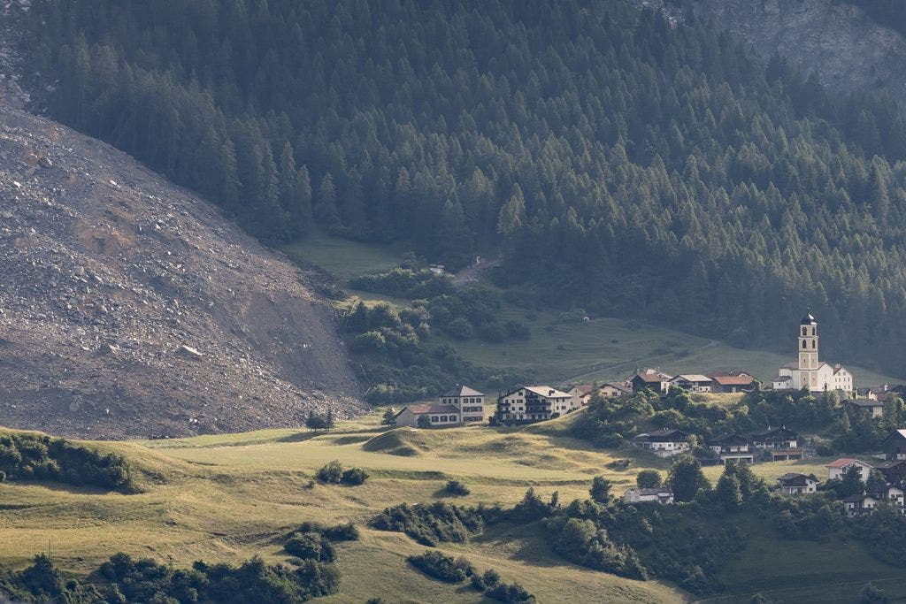 Der Tag nach dem Bergsturz: Das Dorf Brienz wurde nur knapp verschont. 