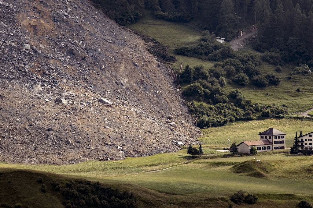 Der Tag nach dem Bergsturz: Das Dorf Brienz wurde nur knapp verschont. Die Gesteinsmassen kommen kurz vor dem Schulhaus zum Halt.