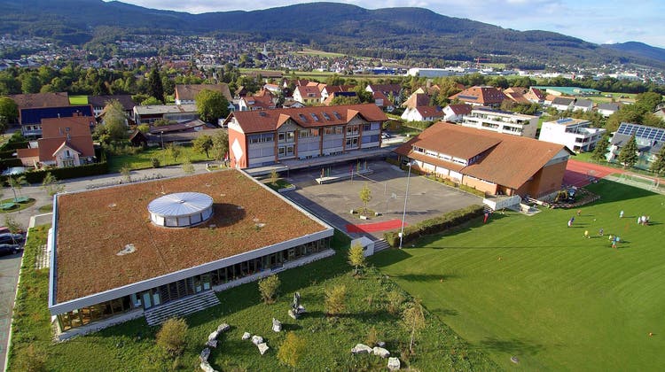 Im Süden des Schulhauses Rundblick (vorne links) entsteht ein Generationenspielplatz. (Bild: Bruno Kissling)