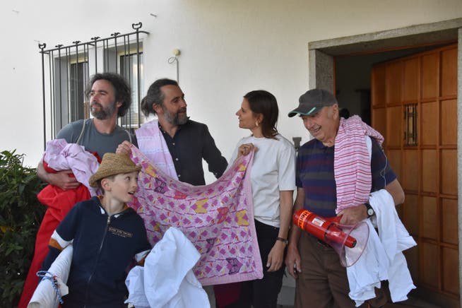 Patrik und Frank Riklin nehmen mit den Tuchjägern Lewin und Ruedi Holderegger die Babydecke von Fabienne Bühler entgegen.