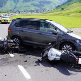 Die Fahrzeuge nach dem Unfall. (Bild: Kantonspolizei Uri/PD)