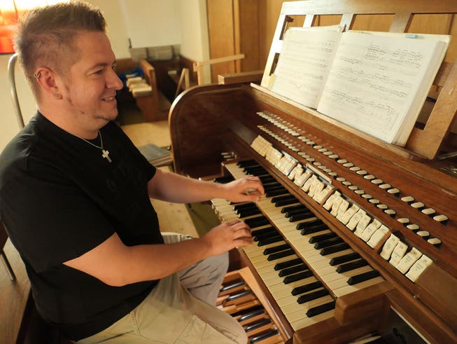 Andreas Schmidt an der Orgel.