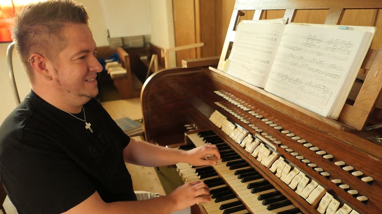 Andreas Schmidt an der Orgel. (Bild: Christoph Näpflin (Seelisberg, 6. 6. 2023))