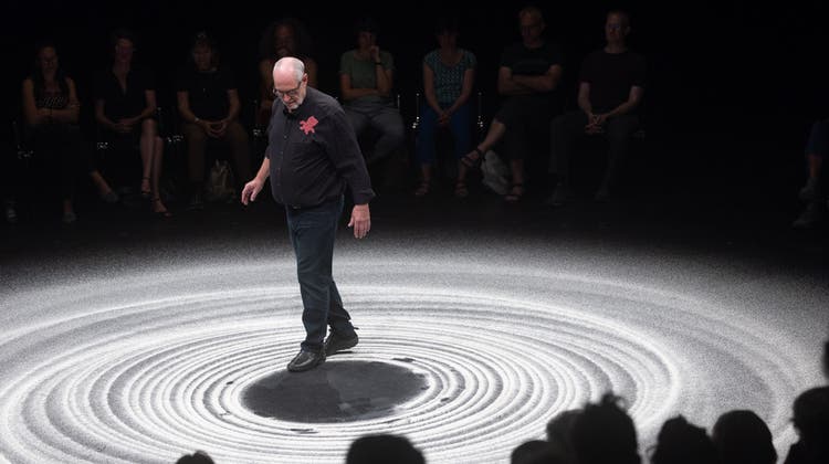 Ueli Hirzel zieht in seinem Stück «Sandscapes» meditative Kreise. (Bild: Tim Ott/cirqu')