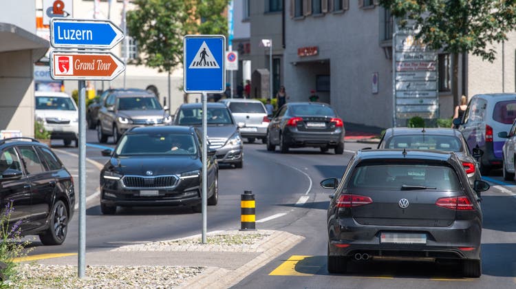 Verkehr im Zentrum von Hochdorf. (Bild: Boris Bürgisser (hochdorf, 02. Juni 2023) / CH Media)