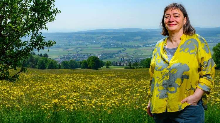 Marianne Wüthrich, Co-Chefin von Hug Guezli, fotografiert an einem ihrer Lieblingsplätze oberhalb von Bettlach – mit Blick auf die Witi. (Bild: Bruno Kissling)
