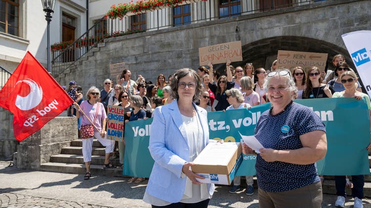 Cornelia Brühlmann Grüter (rechts) übergibt die Petition an Staatsschreiberin Joana Filippi. (Bild: Alex Spichale)