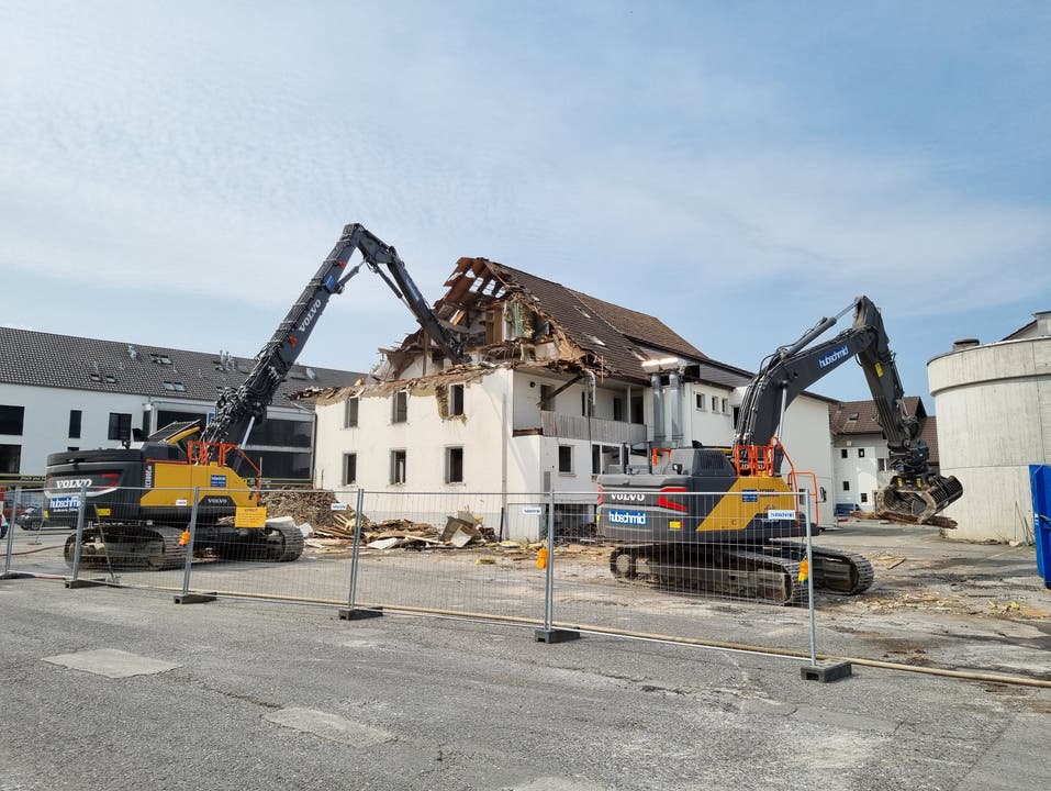 Othmarsingen, 27. Juni: Das alte Restaurant Pflug in Dorfzentrum wird abgerissen.