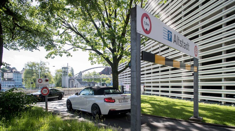 Einfahrt zum Parkhaus Altstadt beim Kasernenplatz. (Bild: Nadia Schärli (Luzern, 25. 5. 2020))
