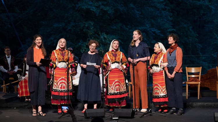 Dieser Auftritt könnte nicht typischer sein für das Volkskulturfest Obwald: Der Emeriga-Chor aus Bulgarien zusammen mit Stimmreise.ch 3 mit Nadja Räss aus der Schweiz. (Bild: Manuela Jans-Koch (Giswil, 29. 6. 2023))