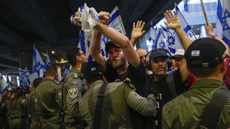Israelische Grenzpolizisten treiben Demonstranten auseinander, die versuchen, den Eingang zu Israels wichtigstem internationalen Flughafen zu blockieren. (Bild: Ohad Zwigenberg / AP)