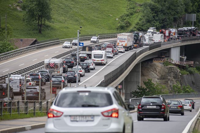 Der Ferienreiseverkehr staut sich auf der Autobahn A2 am Samstag. Dort geschah auf der Höhe von Wassen auch ein Unfall.
