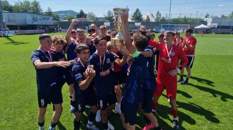 Die U16-Mannschaft des FC Luzern freut sich über den Meistertitel. (Bild: PD)