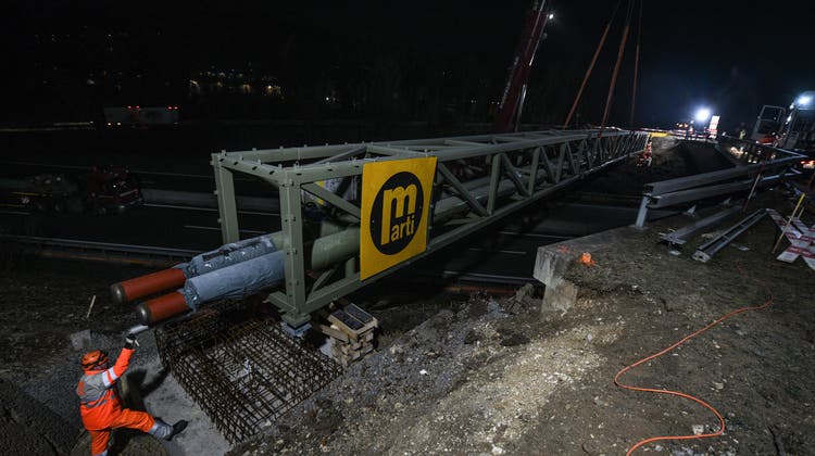 Anfang des Umbruchs: Mit einer neuen Rohrleitungsbrücke erschloss Primeo ihren «Wärmeverbund Birsstadt» über die A18. (Archivbild: Juri Junkov)
