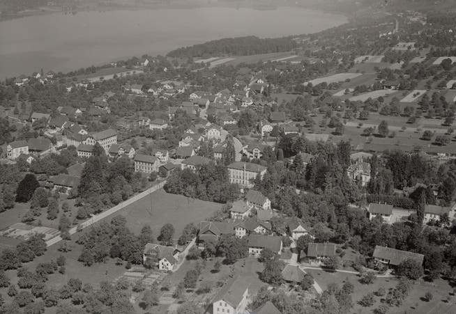 Das Luftbild vom Sommer 1947 zeigt die industrielle Achse mit den Fabriken (links) und den Fabrikantenvillen (rechts).