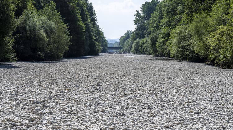 Sicht auf das ausgetrocknete Flussbett der Emme, am Dienstag, 11. Juli 2023, in Aefligen bei Kirchberg. (Bild: Peter Schneider / KEYSTONE)