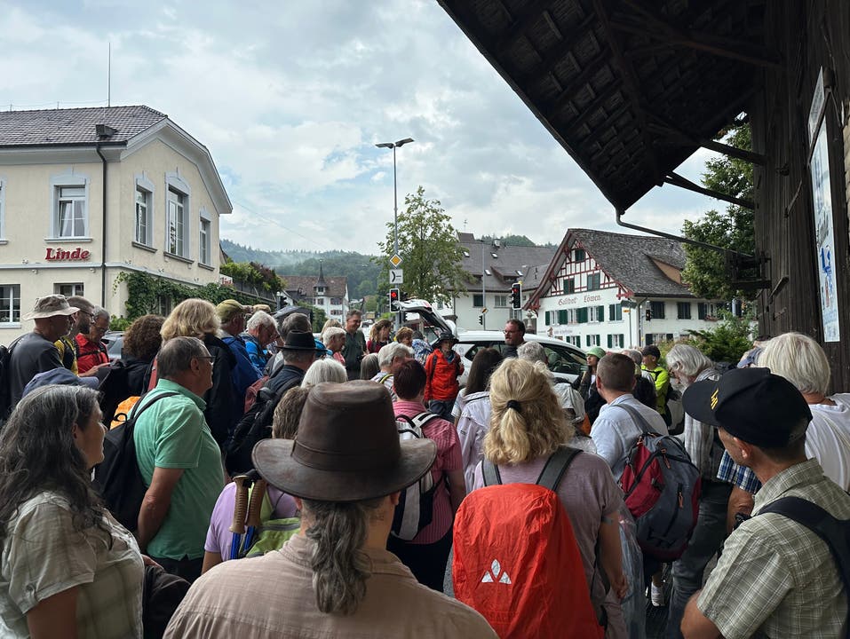 Gegen 16 Uhr startete die 67 Personen starke Gruppe die beim Lindenplatz in Weiningen.