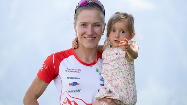 Schweizer WM-Hoffnung und Mutter: Natalia Gemperle mit Tochter Luna. (RG)