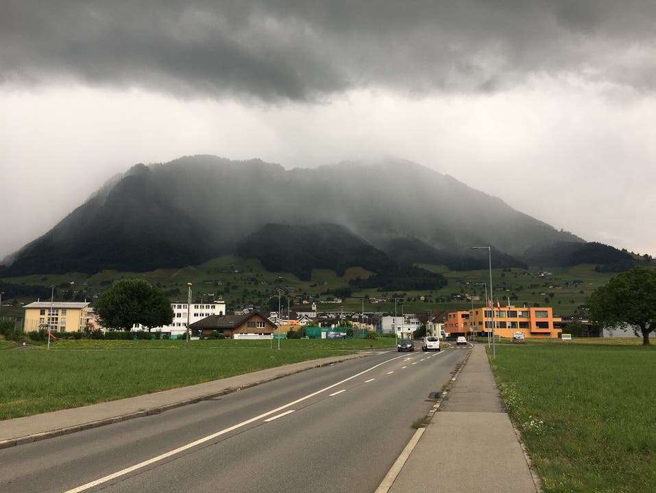 Regenband am Buochserhorn: im Waldbereich starker Niederschlag, im Dorf ist es trocken.