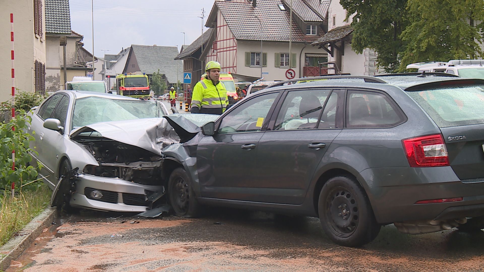 Zwei Verletzte Nach Auto-Frontalkollision In Regensdorf