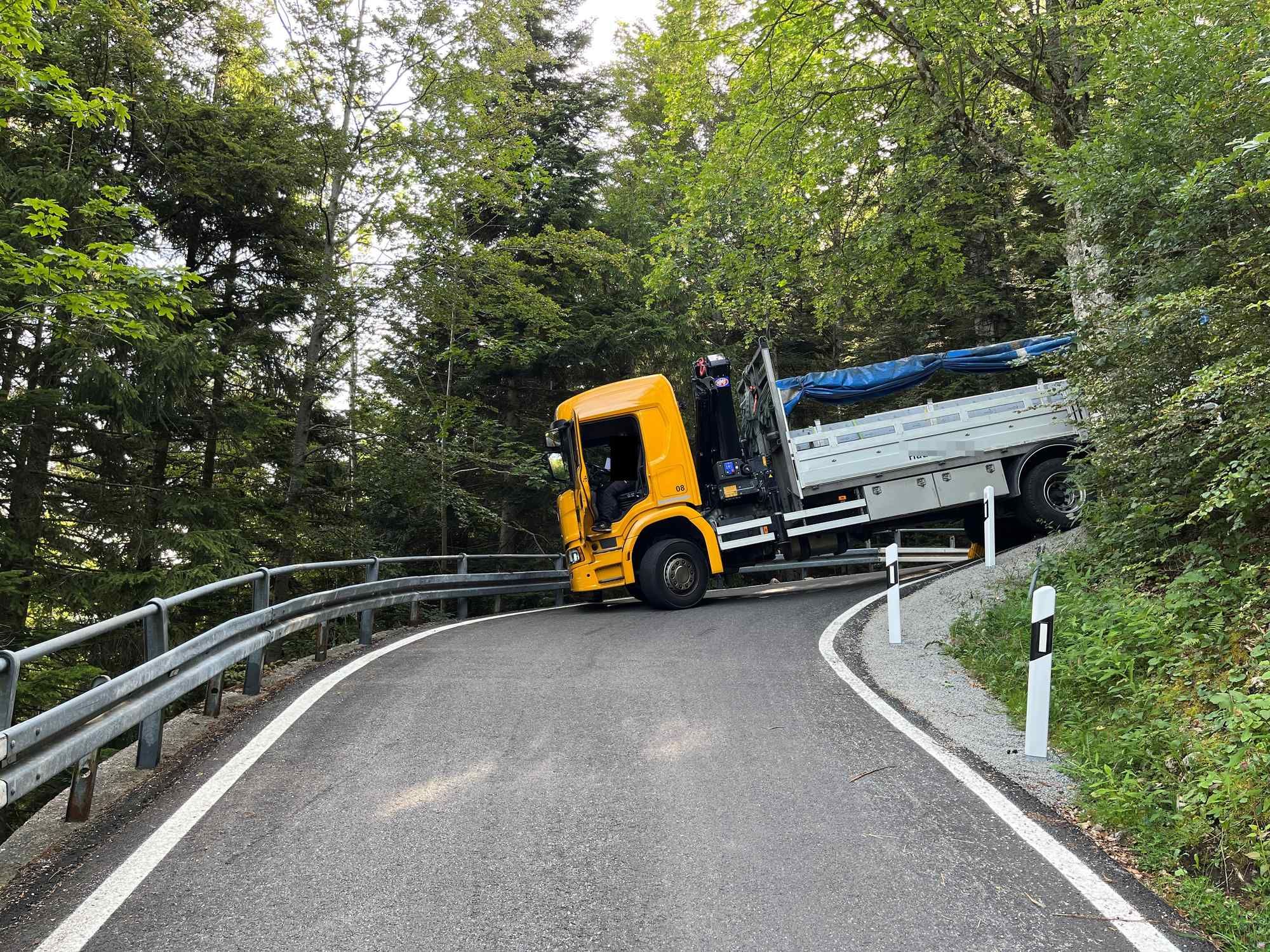 Passstrasse 3,5 Stunden Gesperrt: Lastwagen Bleibt Auf Balmbergstrasse ...