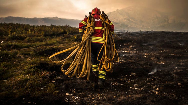 JAHRESRUECKBLICK 2016 - SEPTEMBER - epa05527868 Firemen tackle the forest fire in the area of Vila do Soajo, northern Portugal, 06 September 2016.  KEYSTONE/EPA/GONCALO DELGADO  EPA/GONCALO DELGADO (Goncalo Delgado / EPA LUSA)