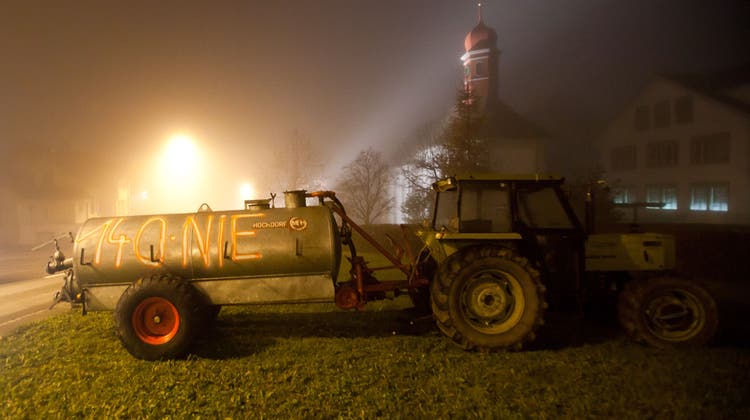 Mit Traktor und Güllewagen gegen Asylbewerber: 2011 war die Stimmung im damaligen 560-Seelen-Dorf Bettwil explosiv. (Bild: Pascal Meier (24. November 2011))