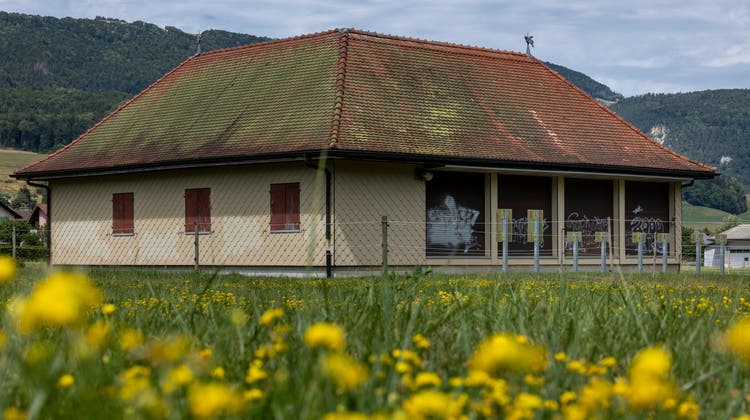 Das leer stehende Schützenhaus in Matzendorf. Werden sich hier bald Jugendliche aus der Gemeinde treffen können? (Bild: Patrick Lüthy)