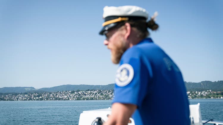 «Wenn es einem gefällt hier, dann ist die Wahrscheinlichkeit klein, dass man wieder geht», sagt Wachtmeister Stefan Muntwiler über seinen Job bei der Wasserschutzpolizei Zürich. (Bild: Andrea Zahler)