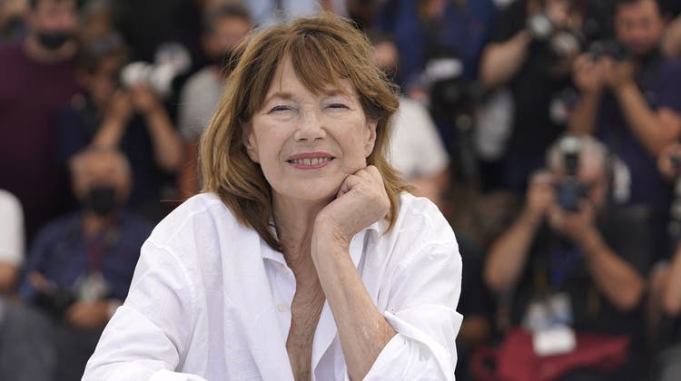 Jane Birkin im Jahr 2021 an den Filmfestspielen in Cannes. Am liebsten trug sie zu solchen Auftritten ein weit geschnittenes Herrenhemd – nicht nur im hohen Alter. (Bild: Brynn Anderson / AP)
