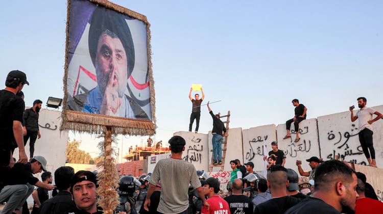 Anhänger des schiitischen Klerikers Moktada Sadr vor der schwedischen Botschaft im Irak. (Bild: Ahmad Al-Rubaye/AFP)
